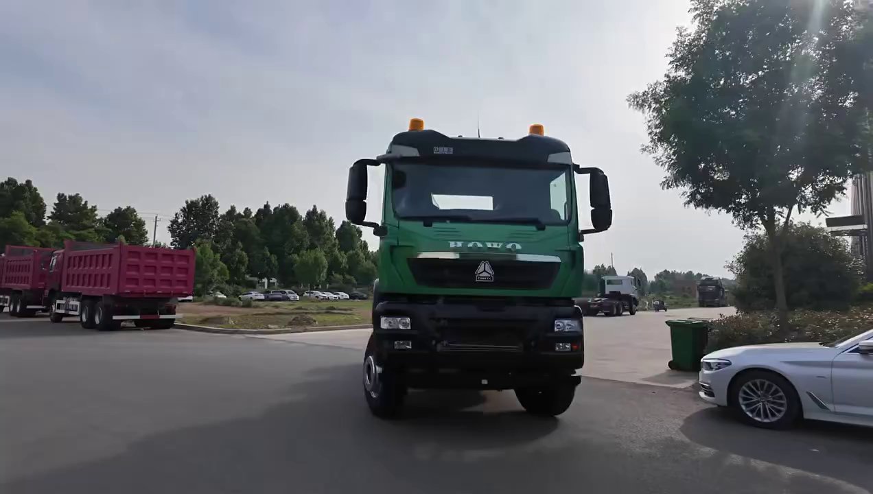 HOWO tractor · walkaround
