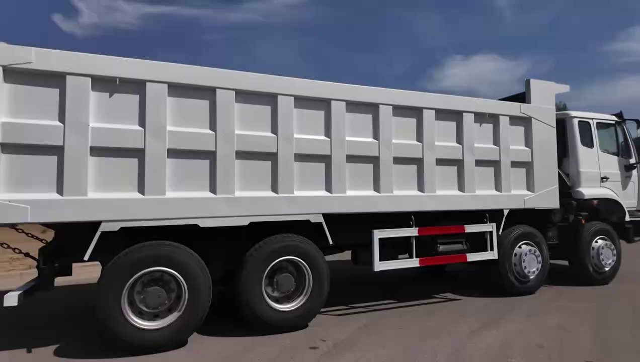 HOWO dump truck · walkaround